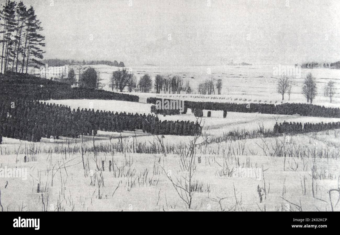 I soldati dell'esercito russo prestano giuramento al governo provvisorio dopo la rivoluzione russa del febbraio 1917 Foto Stock