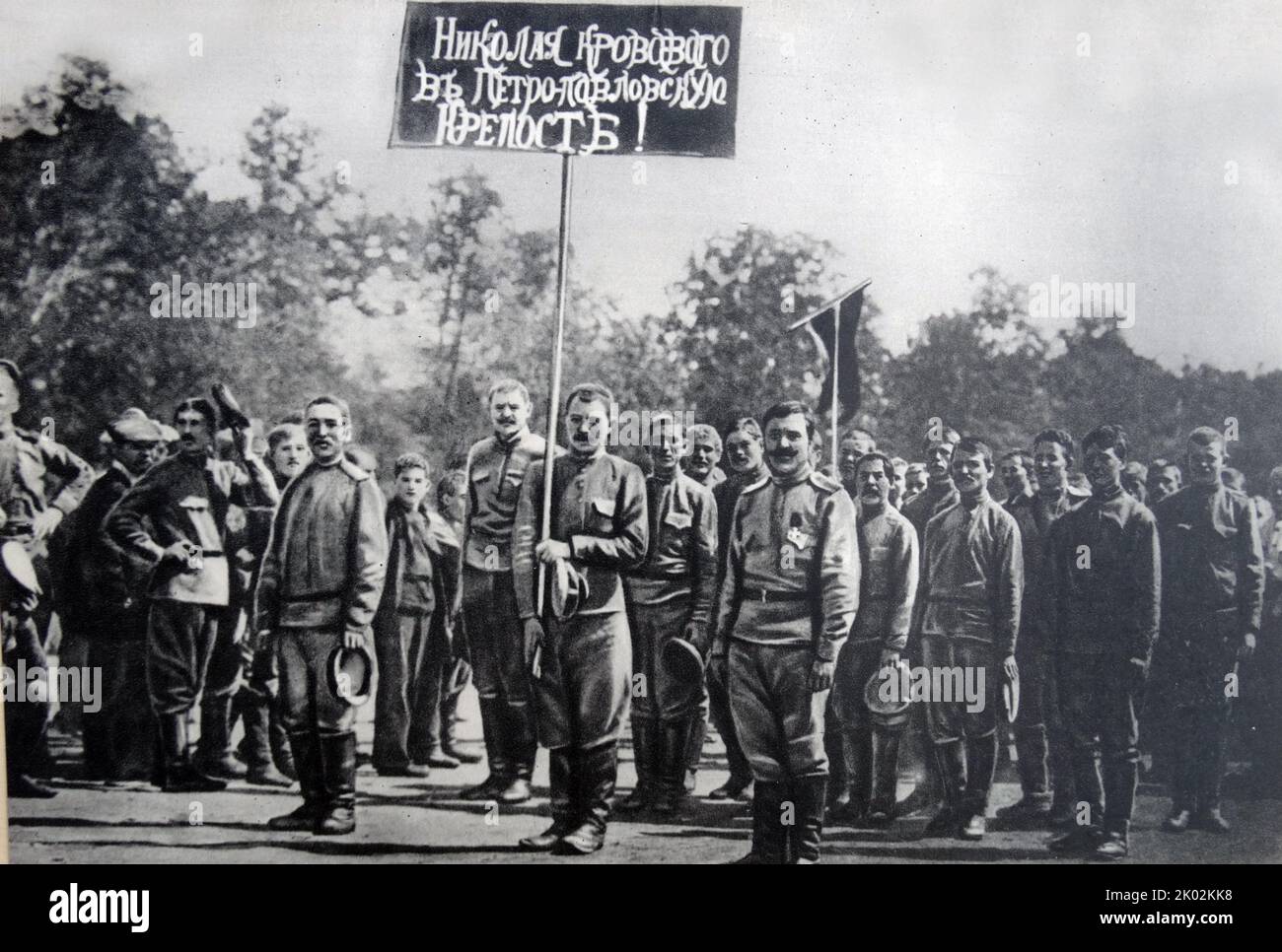 I soldati chiedono il trasferimento di 'Bloody Nicholas' (Zar Nicholas II dal suo palazzo ad una fortezza dopo che egli abdicò nel marzo 1917. Foto Stock