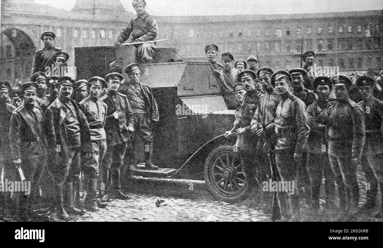 Auto blindate chiamate dalla parte anteriore per sopprimere la manifestazione di luglio a Pietrogrado. Foto Stock