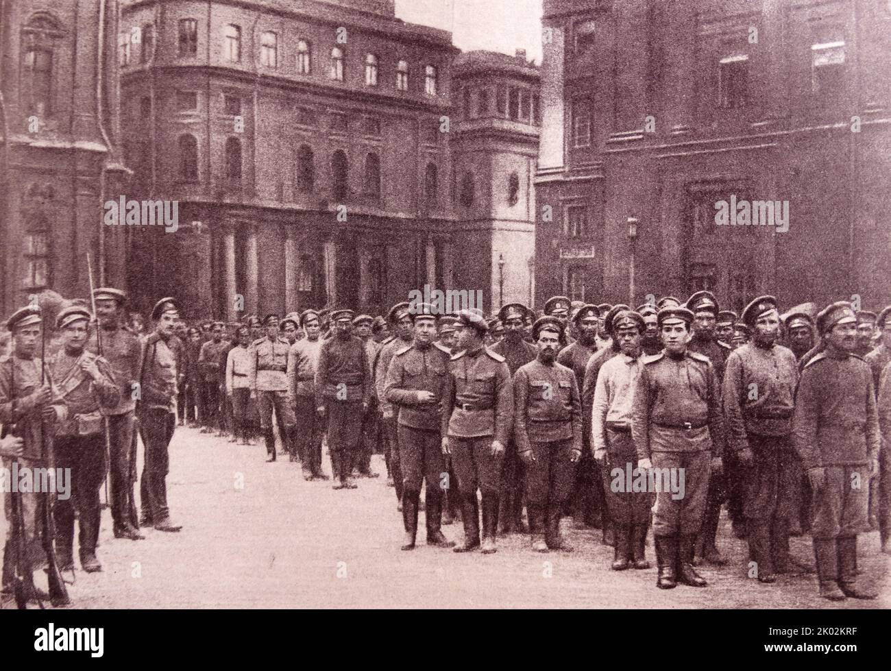 Soldati catturati e disarmati del governo provvisorio dopo la Rivoluzione russa dell'ottobre 1917. Foto Stock