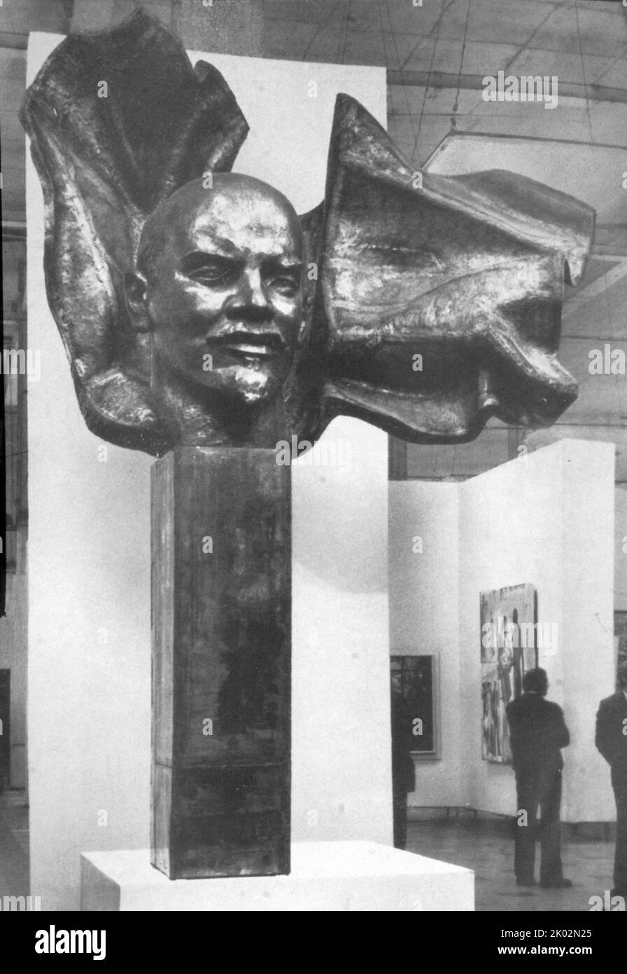Busto di Vladimir Ilyich Ulyanov (1870 – 1924), noto con il suo alias Lenin, è stato un rivoluzionario russo, politico e teorico politico. Fu capo del governo della Russia sovietica dal 1917 al 1924 e dell'Unione sovietica dal 1922 al 1924 Foto Stock