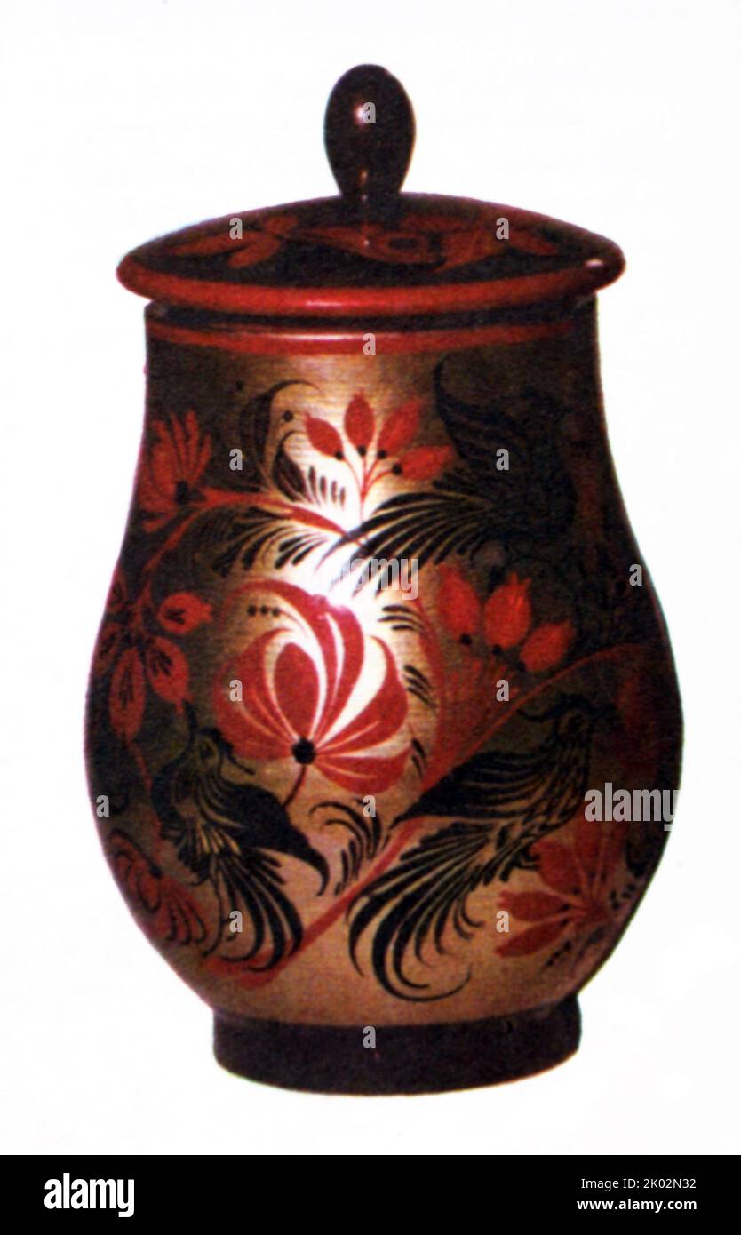 Vaso Khokhloma un dipinto russo in legno stile artigianale e ornamento nazionale, noto per i suoi ricurvi e vividi motivi prevalentemente floreali, bacche e foglie. Spesso viene raffigurato anche Firebird, la figura della fiaba russa. Foto Stock