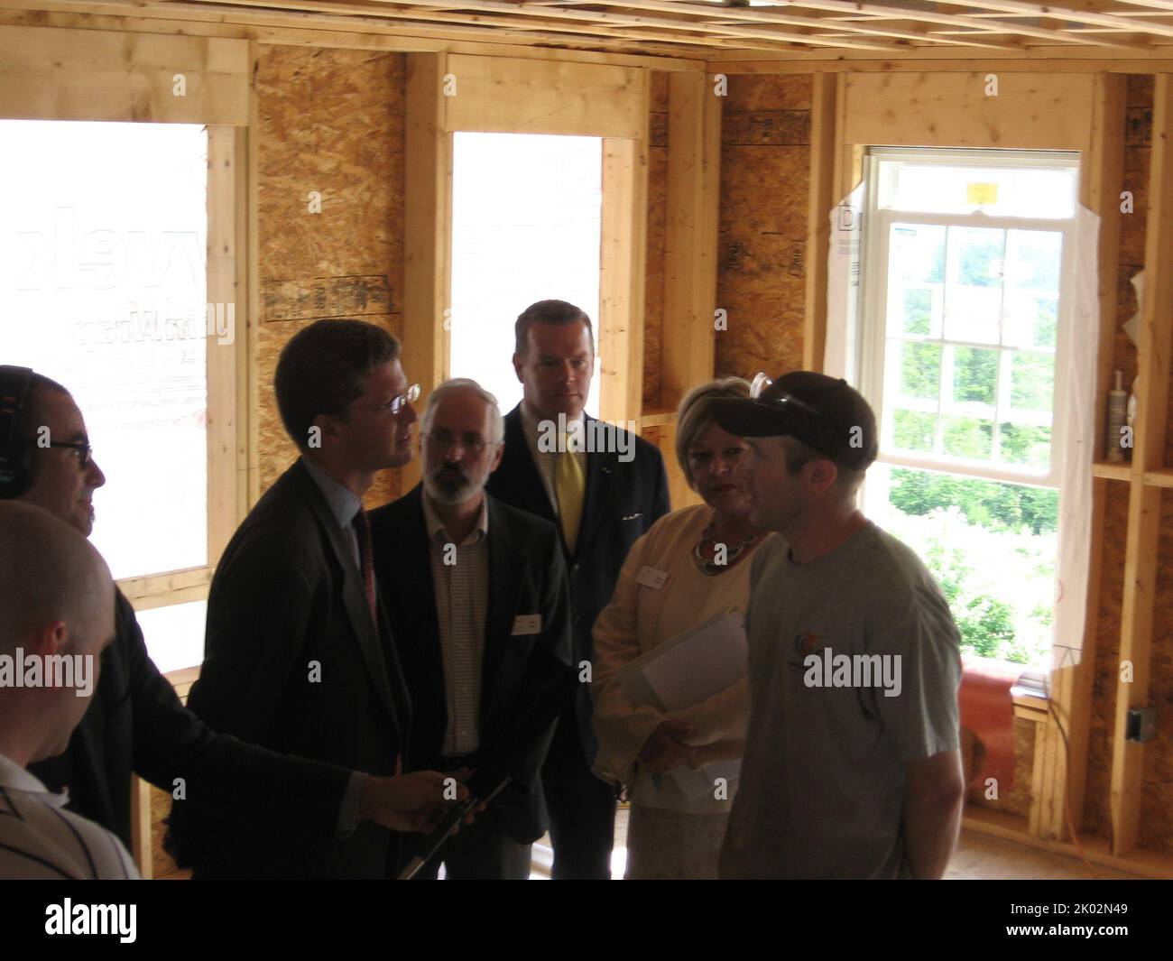 Il Segretario Shaun Donovan a Bow, nel New Hampshire, dove ha visitato Bow Highlands, un progetto immobiliare a prezzi accessibili attualmente in costruzione con i fondi del Recovery Act Tax Credit Assistance Program. Il progetto creerà 97 posti di lavoro e 20 nuove unità abitative a prezzi accessibili. Foto Stock