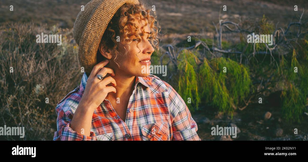 Ritratto di persone adulte graziose che sorridono e che si divertono all'aria aperta da sole. Una donna gode il lato paese nell'immagine di intestazione del banner Foto Stock
