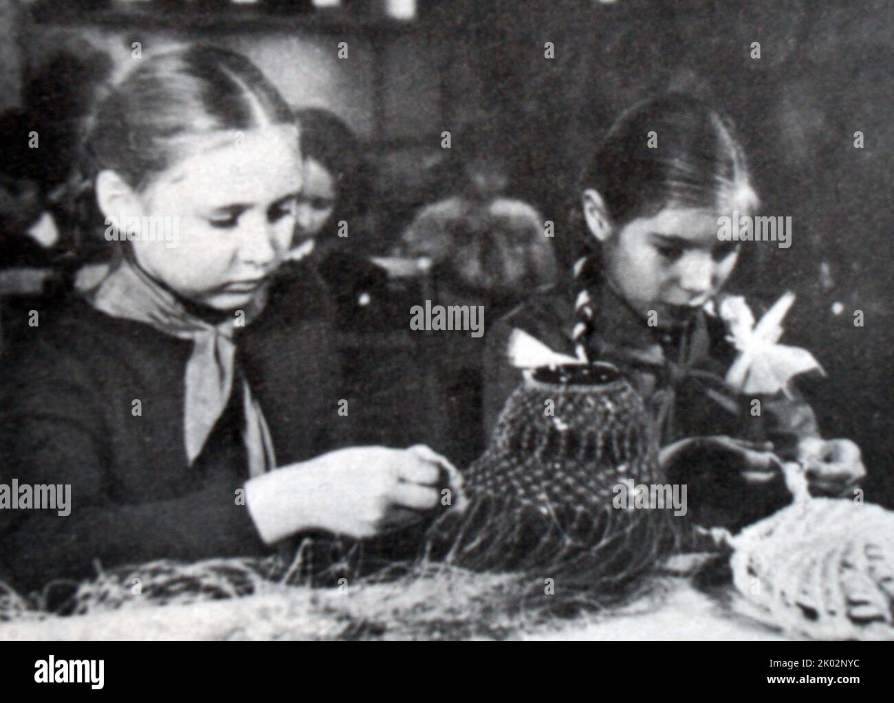 Nel cerchio di lavoro a maglia della classe. Palazzo dei pionieri di Sevastopol. Foto. 1968 Foto Stock