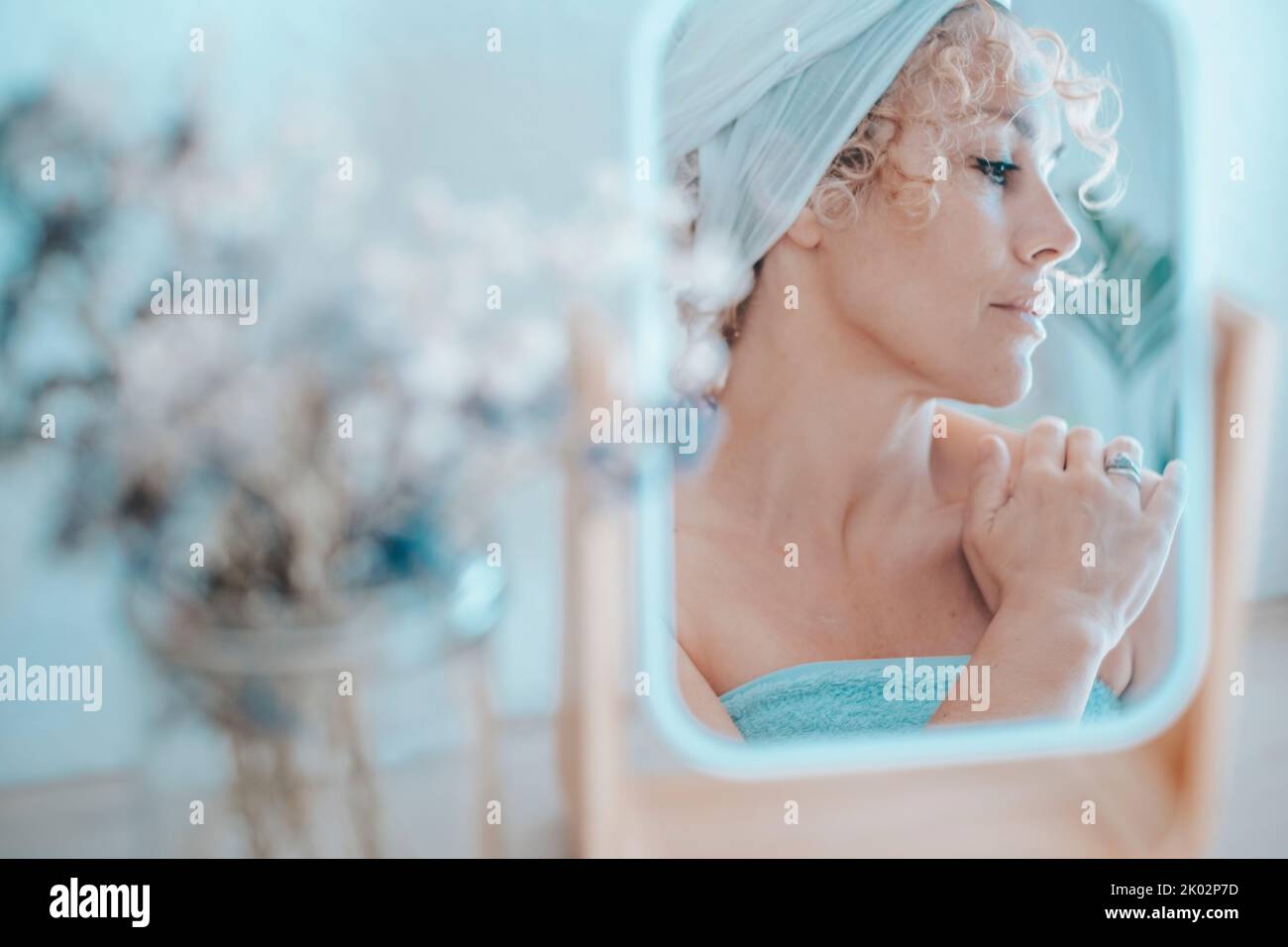 Immagine luminosa di una bella giovane donna adulta che riflette in uno specchio Foto Stock