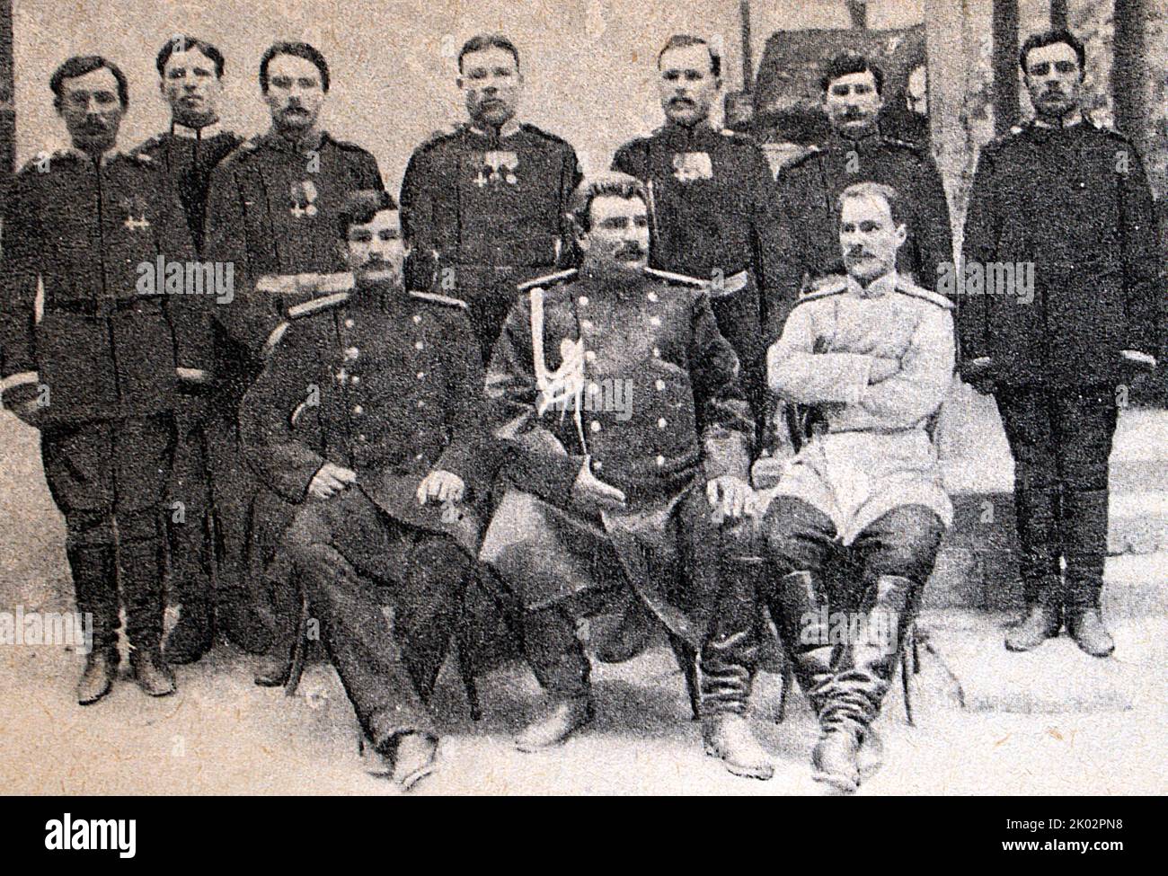 Un gruppo di partecipanti alla spedizione di N. M. Przhevalsky. Seduta (da sinistra a destra): P.K. Kozlov, N.M. Przhevalsky, V.I. Roborovsky. Foto del 80s del 19th ° secolo. Nikolay Mikhayovich Przhevalsky (1839 – 1888) è stato un . 1 Foto Stock