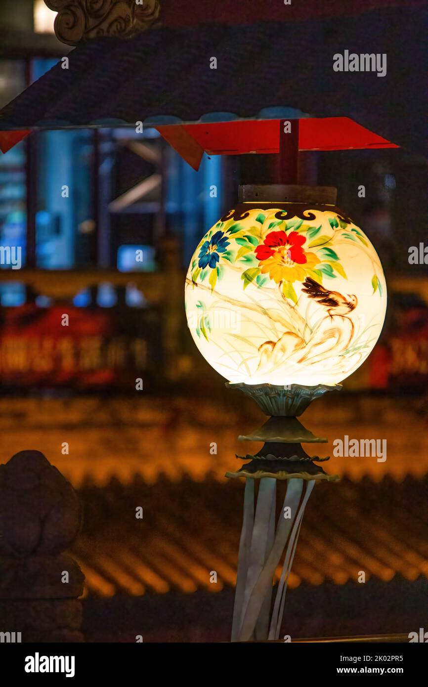 Uno scatto verticale di una lampada illuminata della strada Impression Water nella città di Meishan, Cina Foto Stock