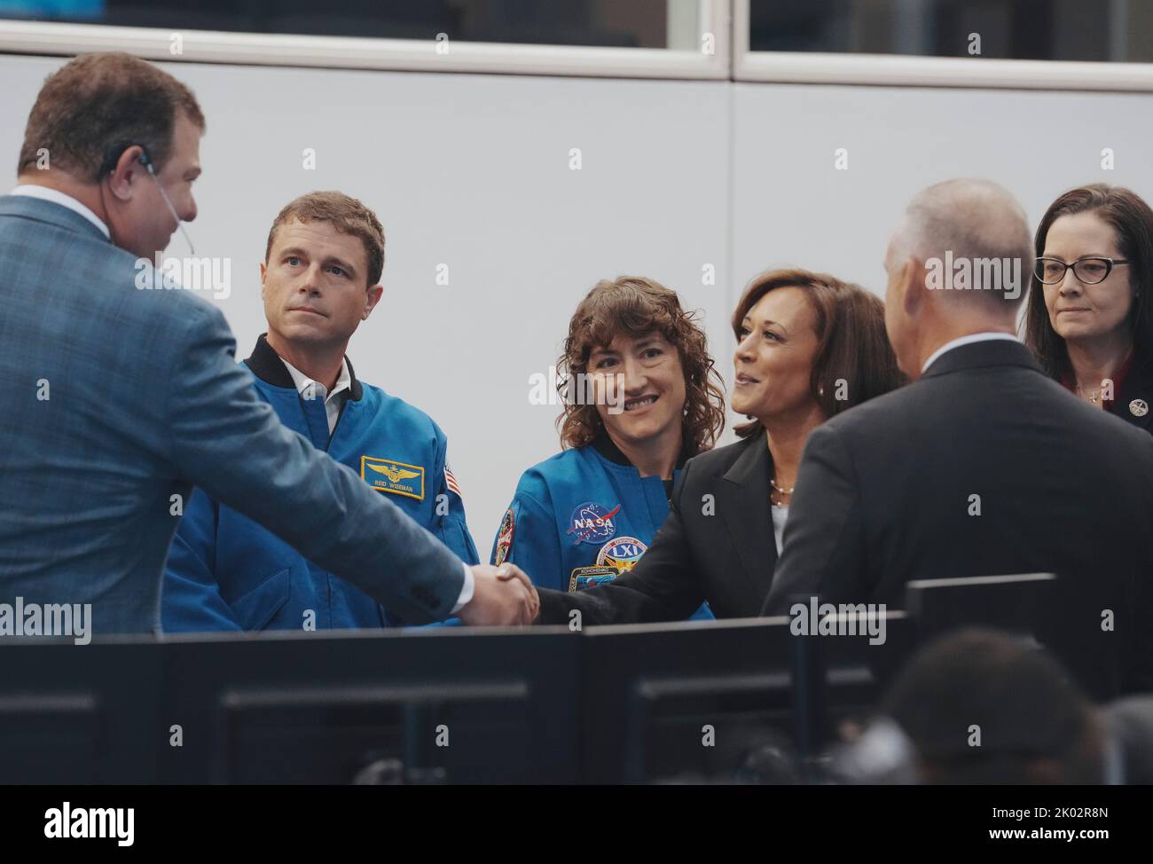 Houston, Stati Uniti d'America. 09th Set, 2022. La Vice Presidente degli Stati Uniti KAMALA HARRIS scrolla le mani con il controllore di volo MIKE LAMMERS mentre visita il Mission Control Center per la Stazione spaziale Internazionale (ISS). Harris sta per concludere una visita di due giorni a Houston. Credit: Bob Daemmrich/Alamy Live News Foto Stock