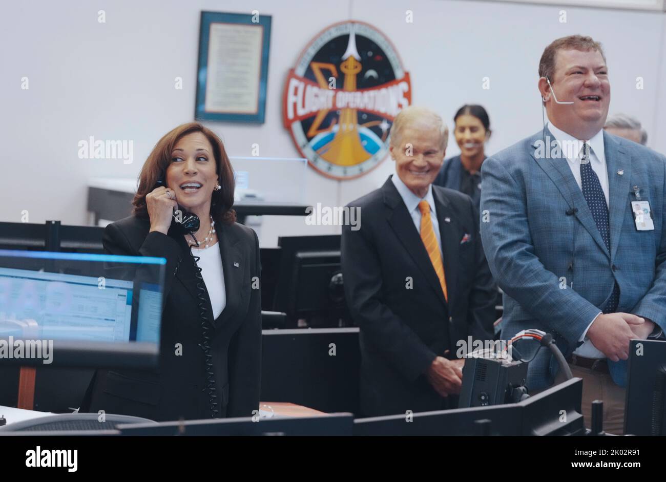 Houston Texas USA, settembre 9 2022: Il Vice Presidente degli Stati Uniti KAMALA HARRIS visita il Mission Control Center per la Stazione spaziale Internazionale (ISS) presso lo Space Center Houston e parla via radio con i tre astronauti statunitensi sulla ISS. A destra ci sono il DISEGNO DI LEGGE dell'amministratore della NASA NELSON e il direttore di volo MIKE LAMMERS. Credit: Bob Daemmrich/Alamy Live News Foto Stock