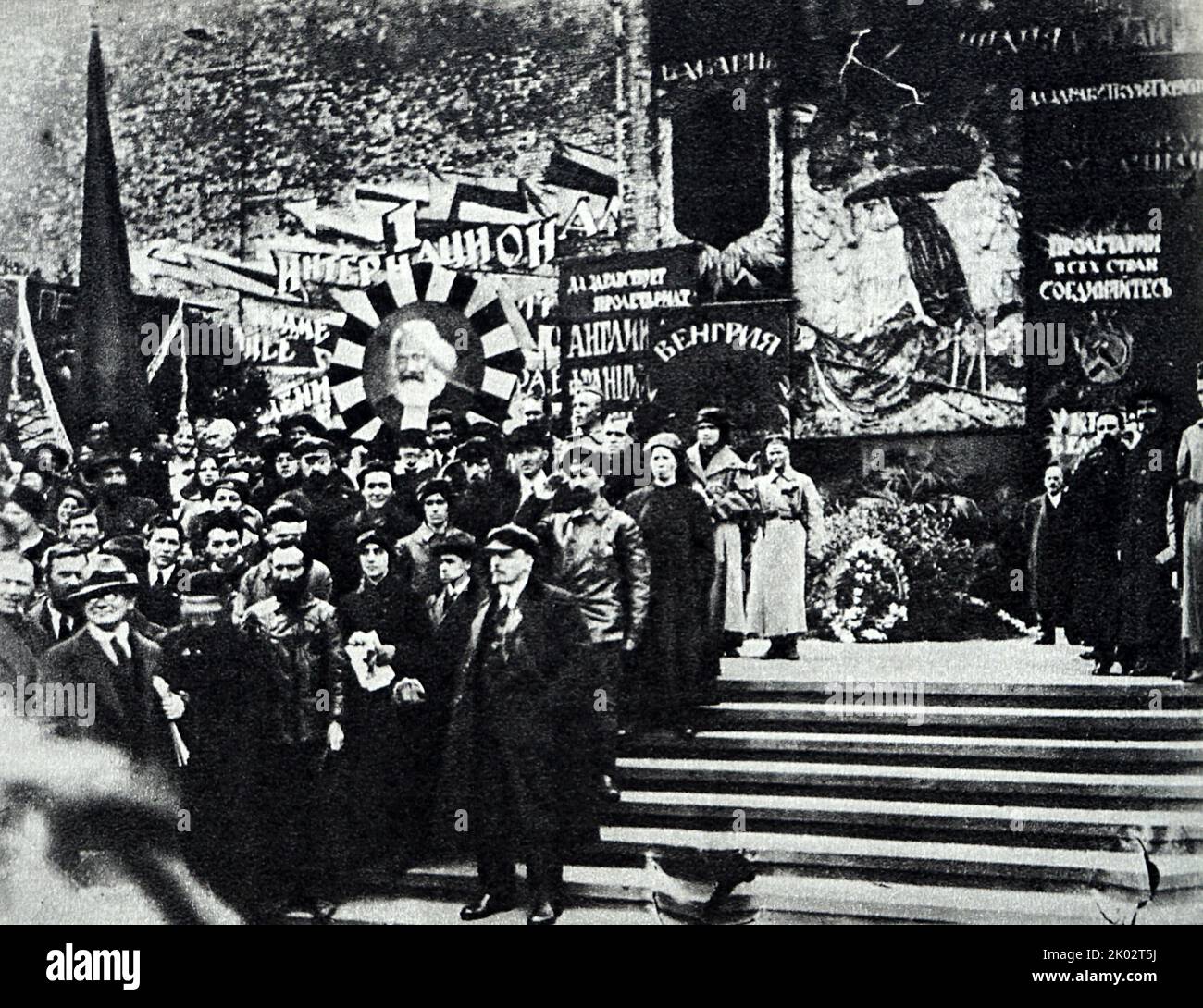 Vladimir Lenin e Krupskaya N. K. vicino al muro del Cremlino in Piazza Rossa durante la manifestazione dei lavoratori del giorno di maggio. 1919 maggio 1. Mosca. Foto Stock