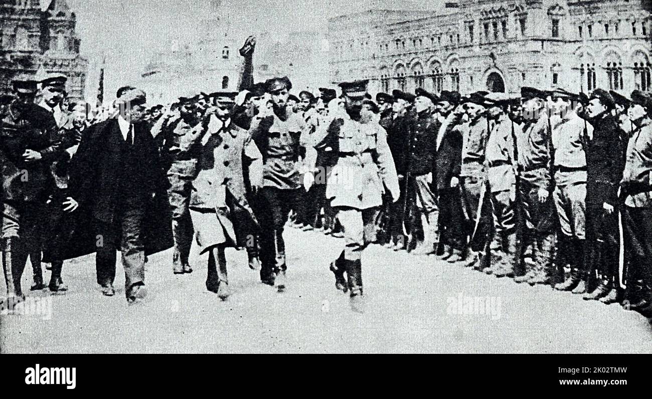 Vladimir Lenin bypassa la parte anteriore delle truppe Vsevobuch (addestramento militare generale) sulla Piazza Rossa. 1919 maggio 25. Mosca. Fotografo - Smirnov N. Foto Stock