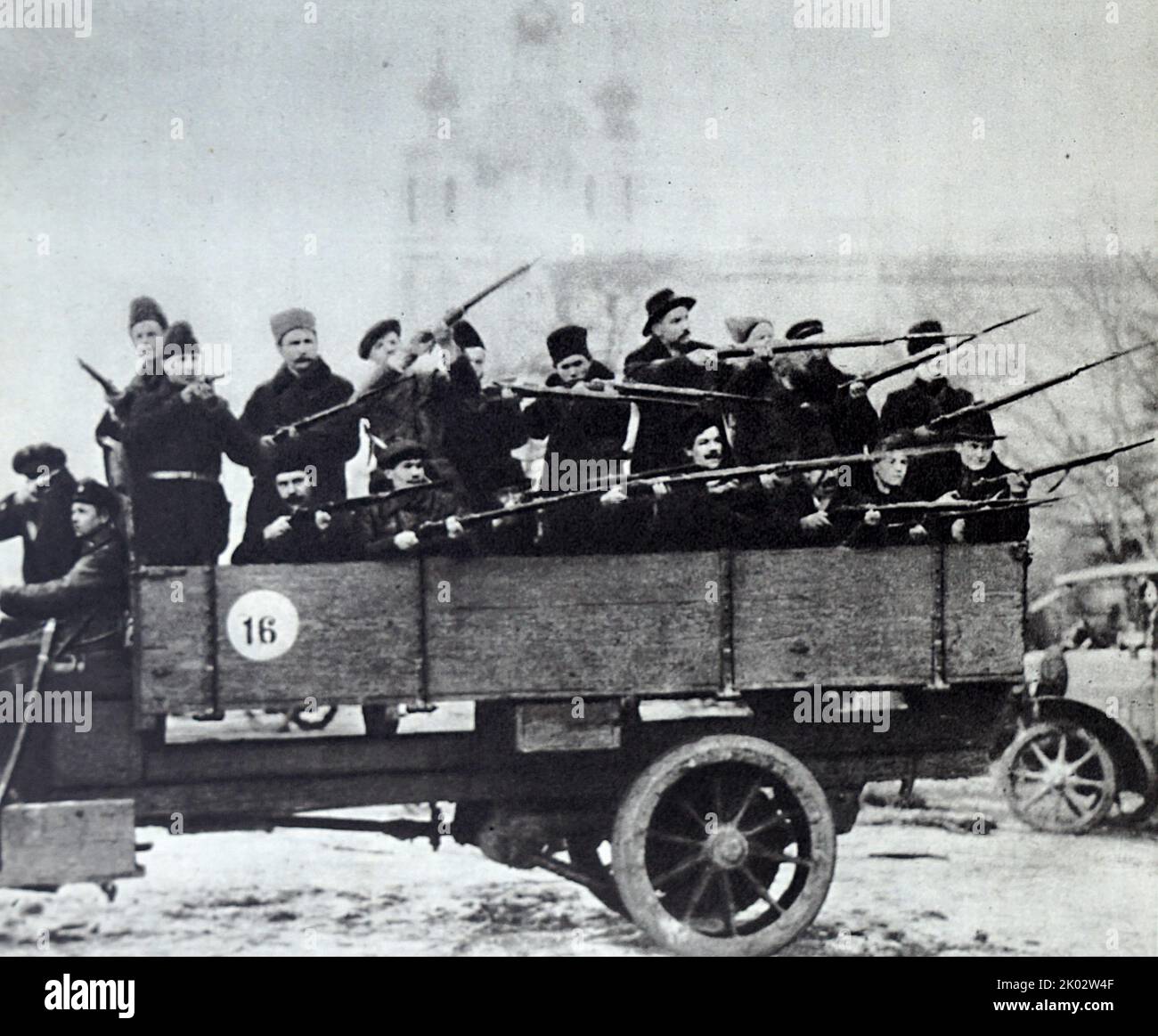 Un distacco delle Guardie rosse a Smolny prima di essere inviato in una missione di combattimento del Comitato militare rivoluzionario. Pietrogrado, 25 ottobre 1917. Foto di P. Otsup. Foto Stock
