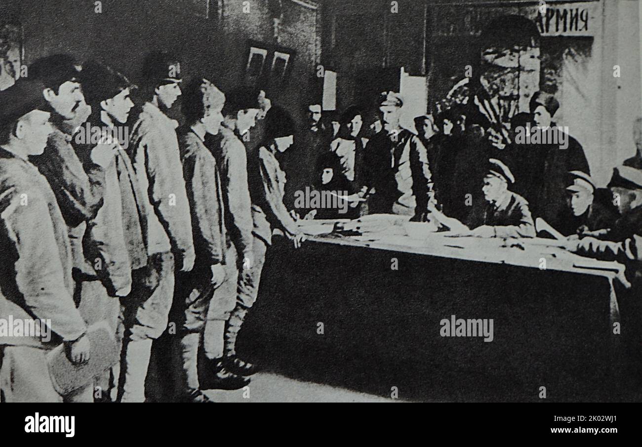 Registrazione di volontari nell'Armata Rossa. Pietrogrado, 1918. Foto di J. Steinberg. Foto Stock