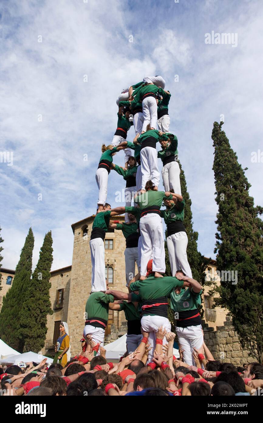 Castellers che si esibiscono in Plaza Octavia a Sant Cugat del Valles, nella provincia di Barcellona, in Catalogna Spagna Foto Stock