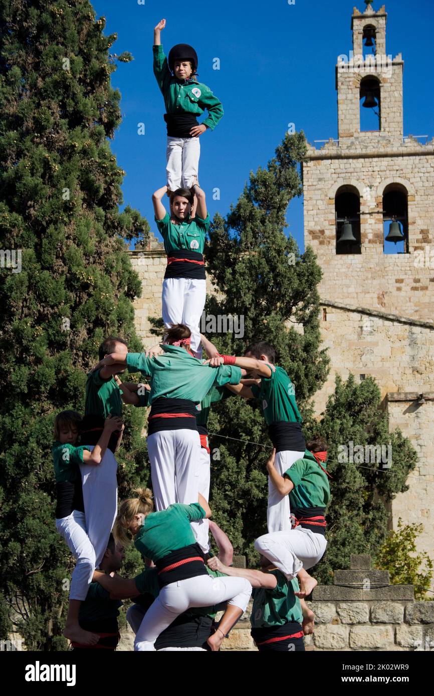 Castellers che si esibiscono in Plaza Octavia a Sant Cugat del Valles, nella provincia di Barcellona, in Catalogna Spagna Foto Stock