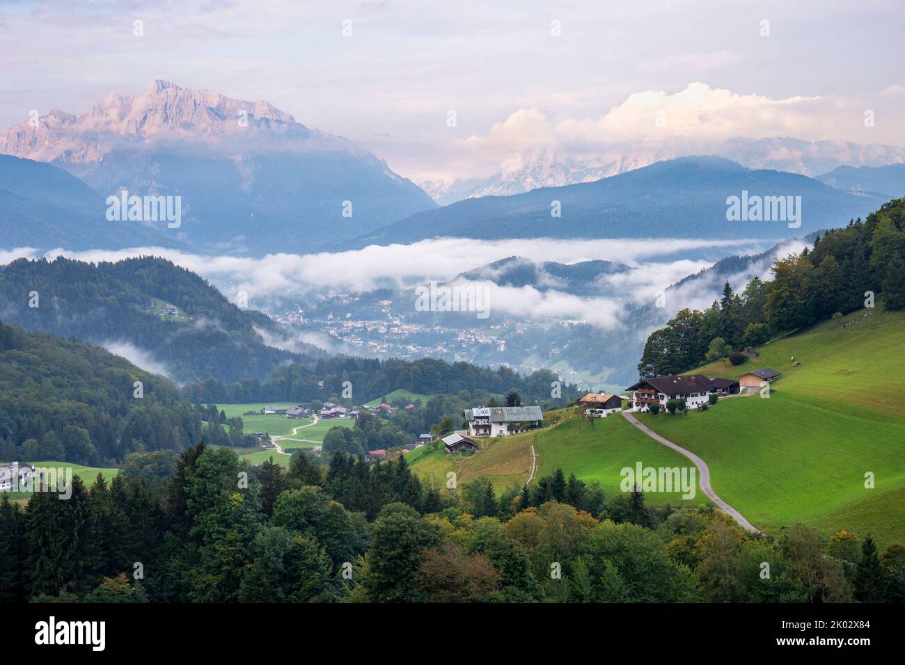 Germania, Baviera, Berchtesgadener Land, Berchtesgaden, Gmerk, Oberau, vista di Watchmann, villaggi e Alpi Berchtesgaden da Roßfeld Panoramastrasse in mattinata nebbia d'estate Foto Stock