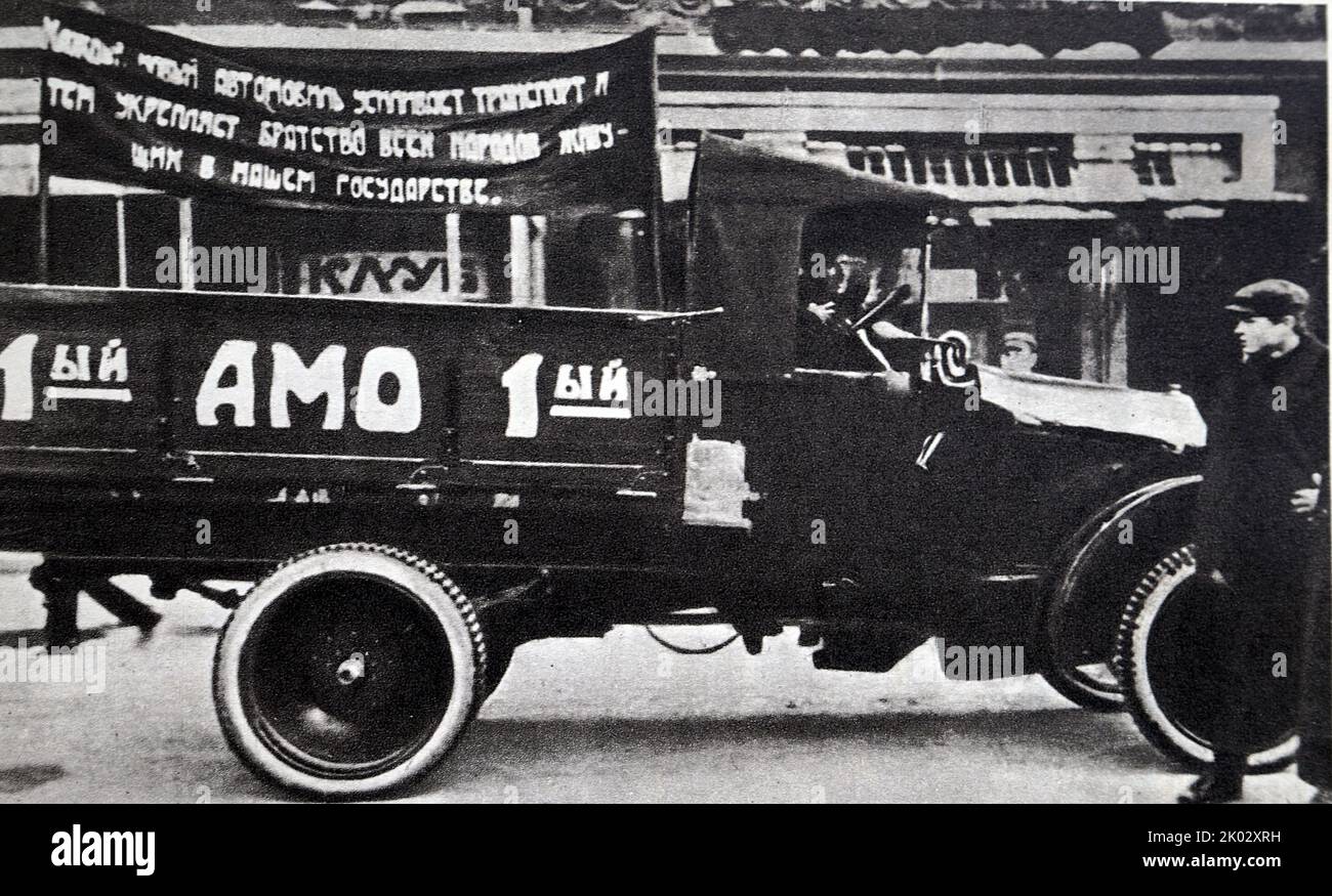 Il primo camion sovietico amo che passò attraverso la Piazza Rossa nel 7th° anniversario della Rivoluzione d'Ottobre. Mosca, 7 novembre 1924. Foto Stock