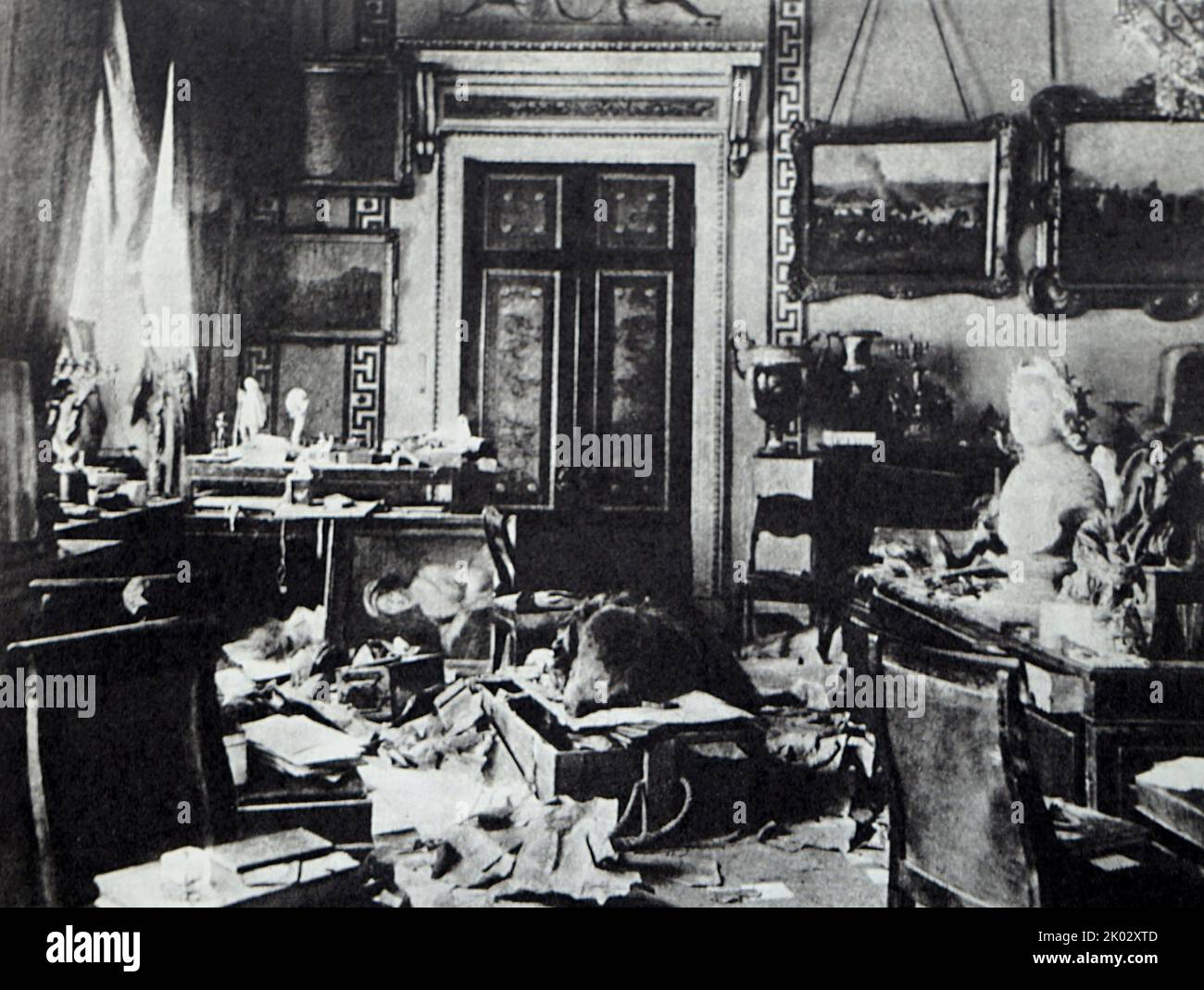 Sala di studio di Alessandro II dopo l'assalto al Palazzo d'Inverno il 26 ottobre 1917. Foto di K. Kubesh. Foto Stock
