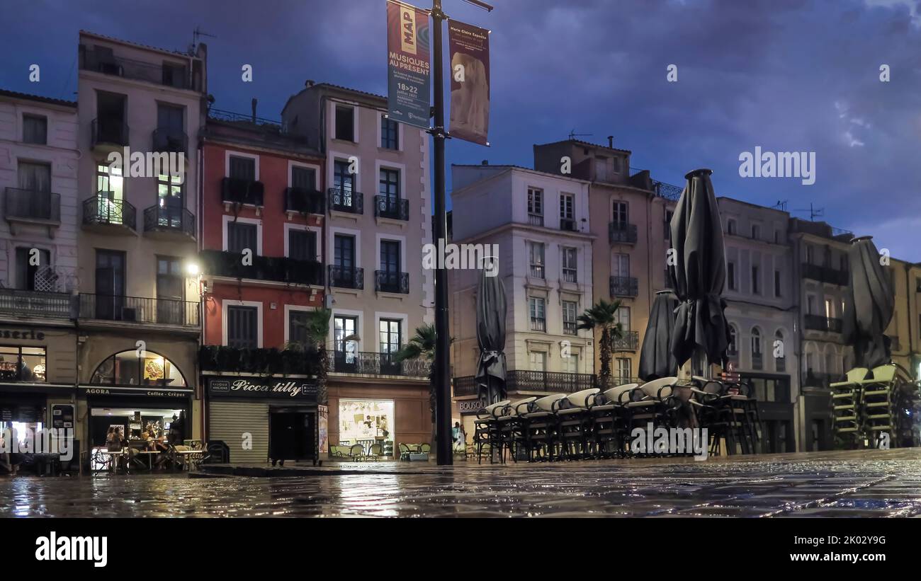 Place de l'Hôtel de Ville a Narbonne sotto la pioggia. Foto Stock