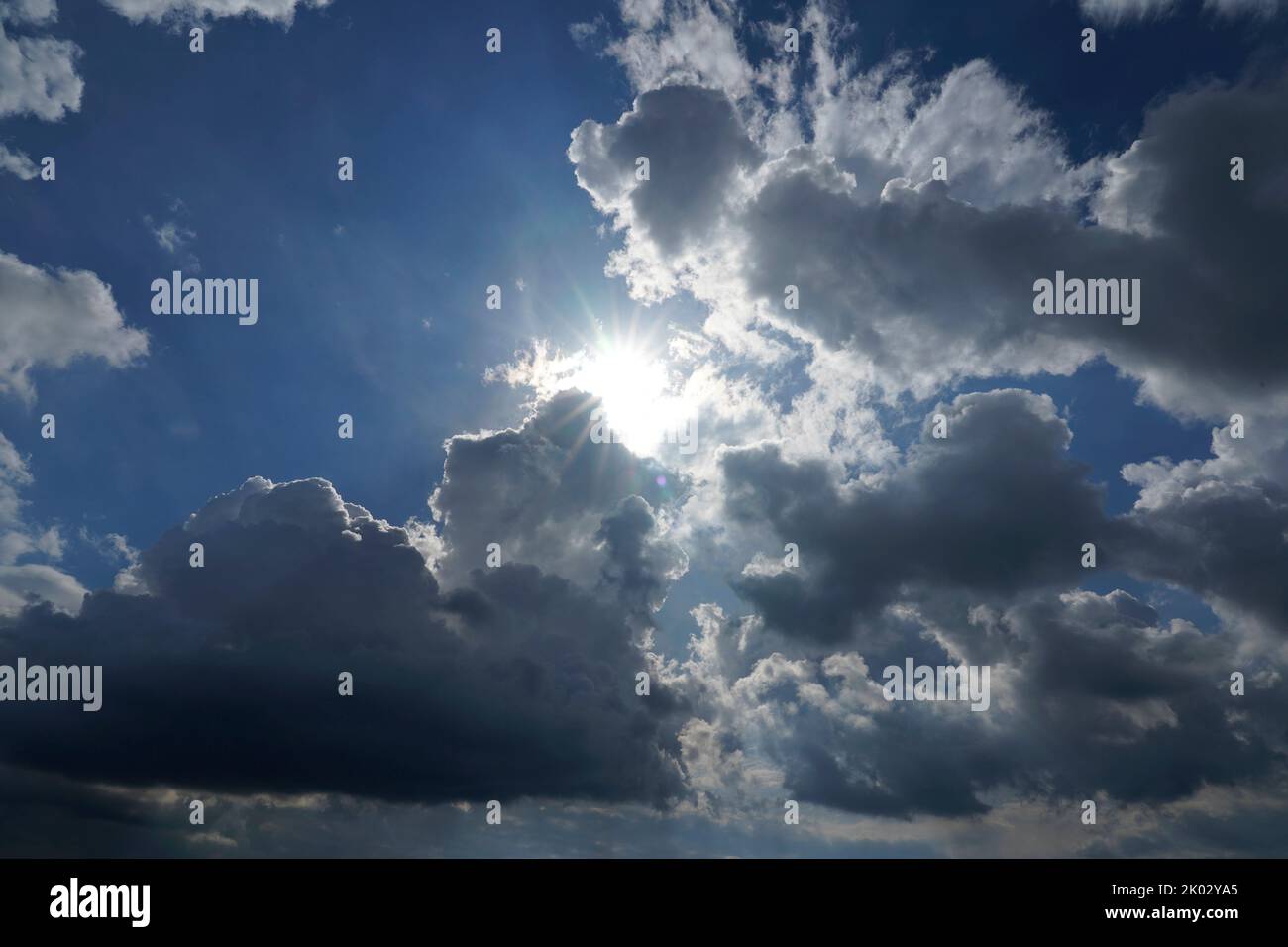Germania, Baviera, alta Baviera, contea di Altötting, formazione di nubi, sole dietro nuvole di pioggia scura, Nimbostratus Foto Stock