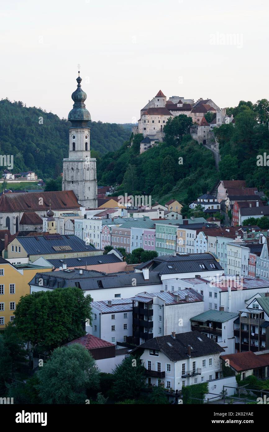 Germania, Baviera, alta Baviera, Contea di Altötting, Burghausen, Centro storico, Chiesa Parrocchiale di San Giacobbe, Castello Foto Stock