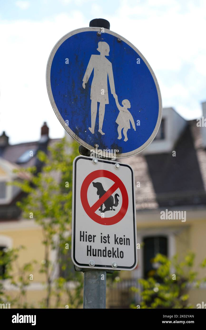 Cane proprietario, marciapiede, segno, qui non è scatola di cucciolata del cane Foto Stock