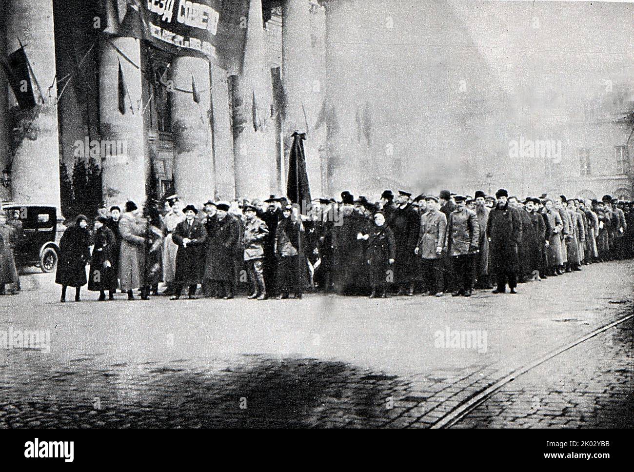 Lenin V. I., Sverdlov Ya. M. a capo della colonna dei delegati al VI Congresso straordinario dei Soviet all-Russi al Teatro Bolshoi. I delegati del congresso sono inviati a Piazza Voskresenskaya (ora Piazza della Rivoluzione) per svelare un monumento temporaneo a K. Marx e F. Engels. 1918, Mosca. Fotografo - Otsup P. A. Foto Stock