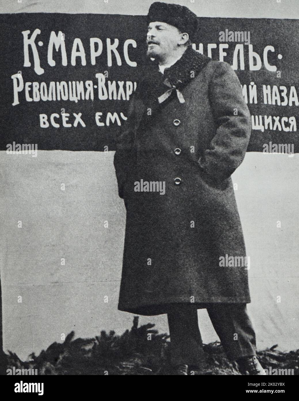 Vladimir Lenin consegna un discorso all'apertura di un monumento temporaneo a K. Marx e F. Engels in Piazza Voskresenskaya (ora Piazza della Rivoluzione). 1918, Mosca. Foto Stock