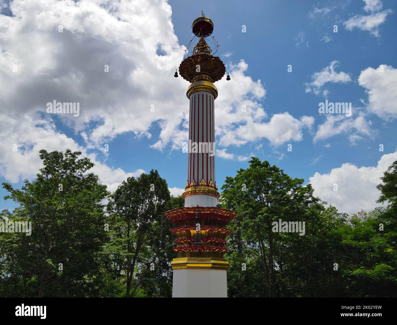Il Phra che Sri Surat pilastro a Surat Thani, Thailandia contro cielo nuvoloso e verde Foto Stock