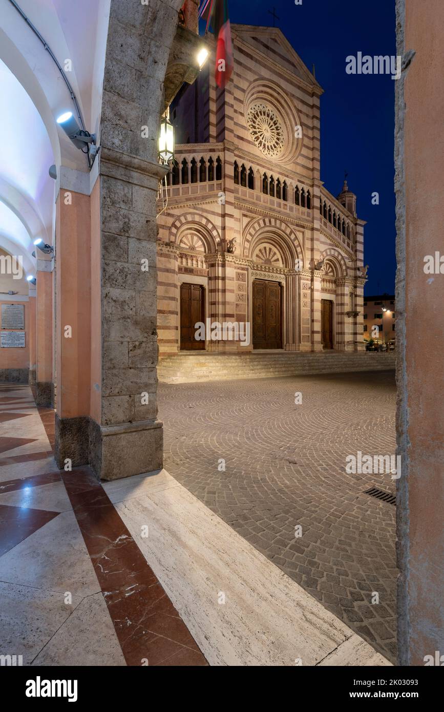 Duomo San Lorenzo, facciata con strisce di marmo bianco e viola, punto di riferimento di Grosseto, Toscana, Italia Foto Stock