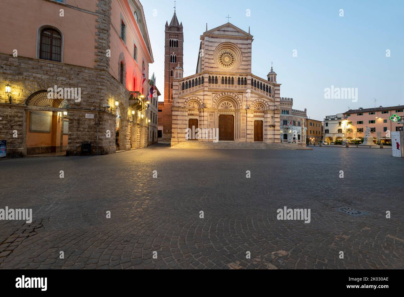 Duomo San Lorenzo, facciata con strisce di marmo bianco e viola, punto di riferimento di Grosseto, Toscana, Italia Foto Stock
