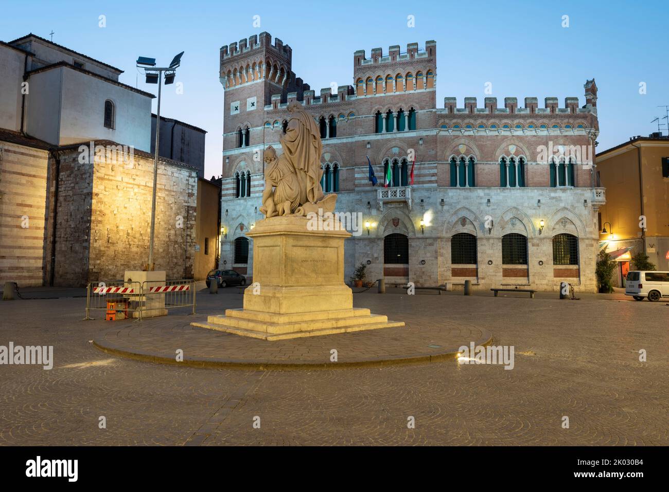 Piazza Dante con il Duomo San Lorenzo, il municipio neogotico di destra, sede del governo provinciale, centro Monumento al Canapone, Granduca Leopoldo II di Lorena, Grosseto, Toscana, Italia Foto Stock