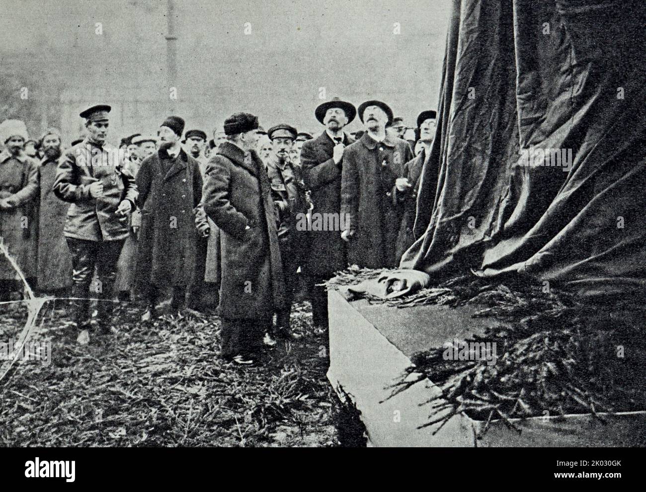 Vladimir Lenin consegna un discorso all'apertura di un monumento temporaneo a K. Marx e F. Engels in Piazza Voskresenskaya (ora Piazza della Rivoluzione). 1918, Mosca. Foto Stock