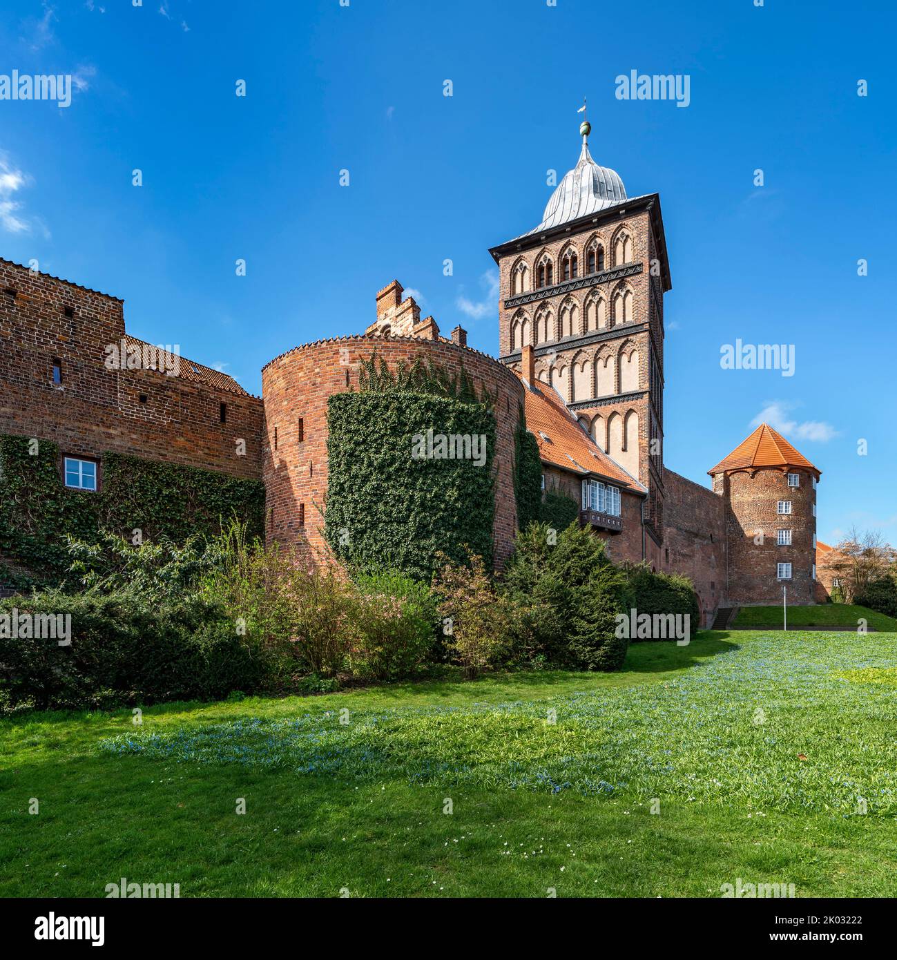 La porta del castello, costruita in stile tardo gotico, è l'unica porta della città di Lübeck conservata accanto alla porta Holsten. Prende il nome dall'ex castello di Lübeck, situato sopra il fiume trave. Foto Stock