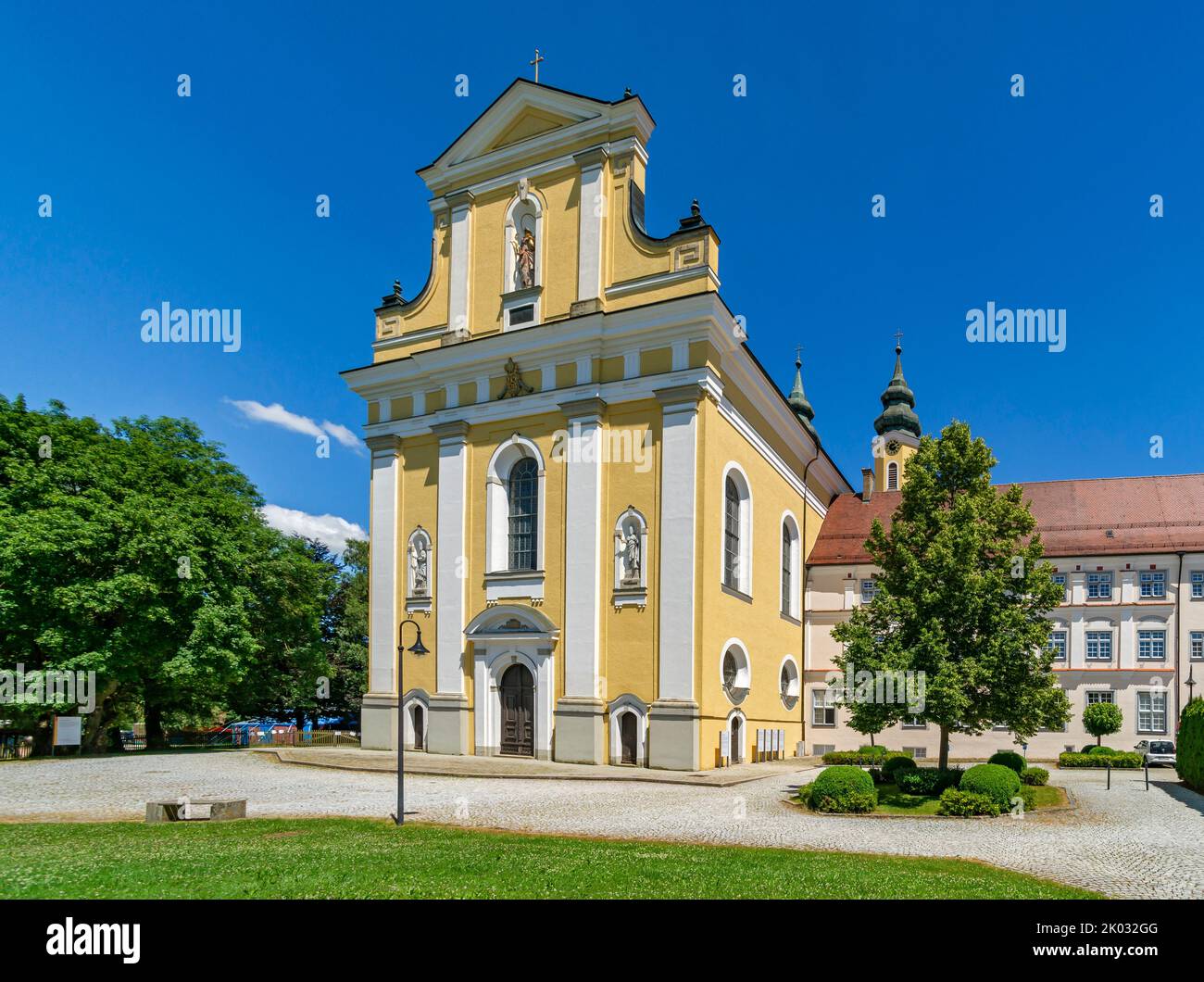 L'abbazia imperiale di Rot an der Rot nel distretto di Biberach fu uno dei primi monasteri premonstratensi dell'alta Svevia. Il monastero fu probabilmente fondato nel 1126 da Hemma von Wildenberg come doppio monastero. Il complesso del monastero è dominato dalla chiesa del monastero di San Verena, antica chiesa classicista, costruita nel 1777-1786. Foto Stock