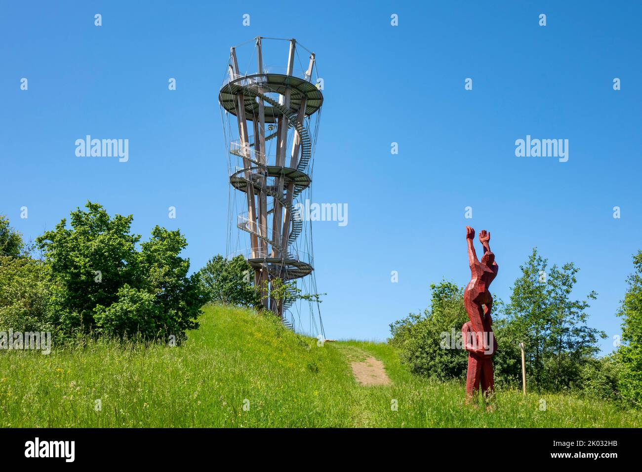 Germania, Baden-Württemberg, Herrenberg, se si sale il Schönbuchturm a Schönbuch nei pressi di Herrenberg, che è stato aperto nel giugno 2018, fino al terzo binario, si avrà una splendida vista panoramica a 360°. La torre si trova sulla Stellberg alta 580 m nel Parco Naturale di Schönbch. La struttura in legno-acciaio è alta 35m. Le piattaforme di osservazione, che si trovano ai punti 10m, 20m e 30m, sono raggiungibili tramite una scala a chiocciola con circa 170 gradini. Foto Stock