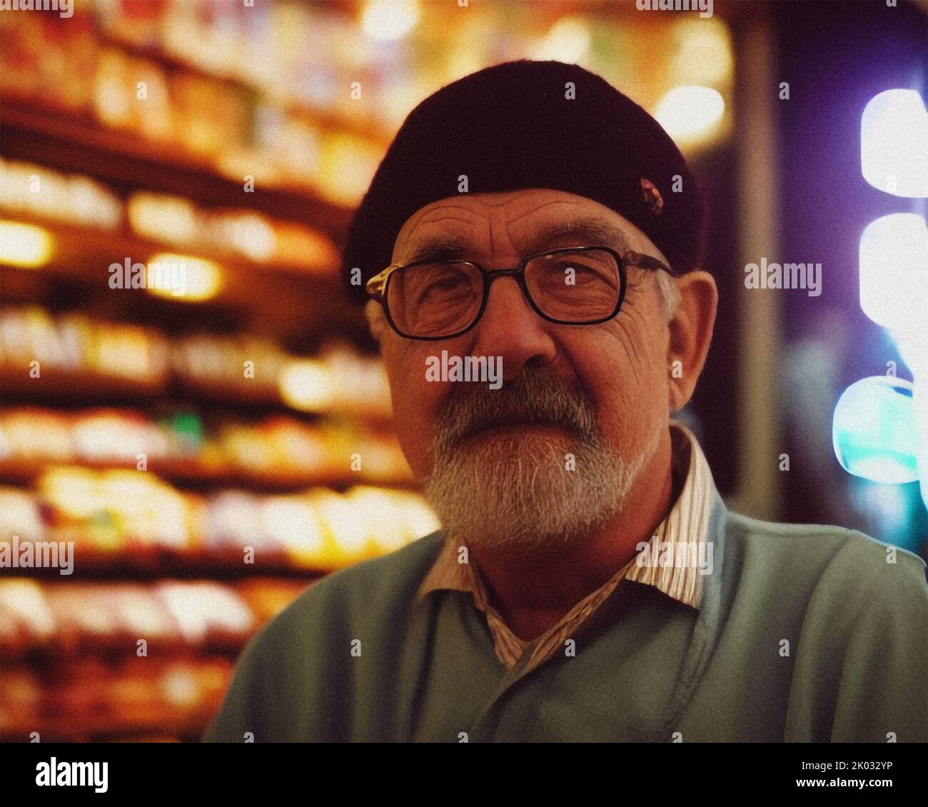 Un uomo più anziano in un minimarket Foto Stock