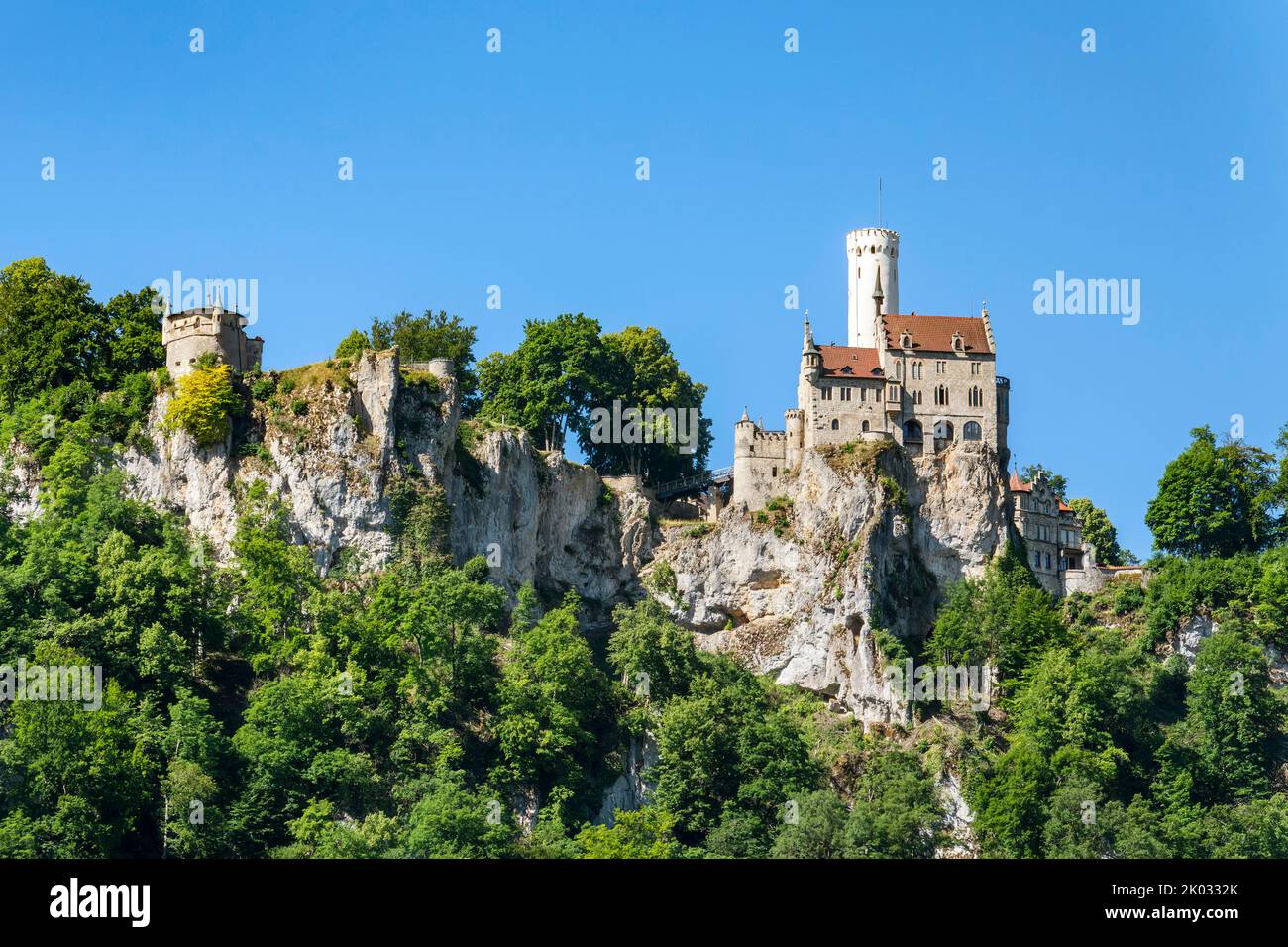Germania, Baden-Württemberg, Lichtenstein - Honau, Lichtenstein Castello, il castello fiabesco dei Duchi, conti di Württemberg e Urach, costruito nel 19th ° secolo su roccia ripida, è una destinazione popolare. Foto Stock