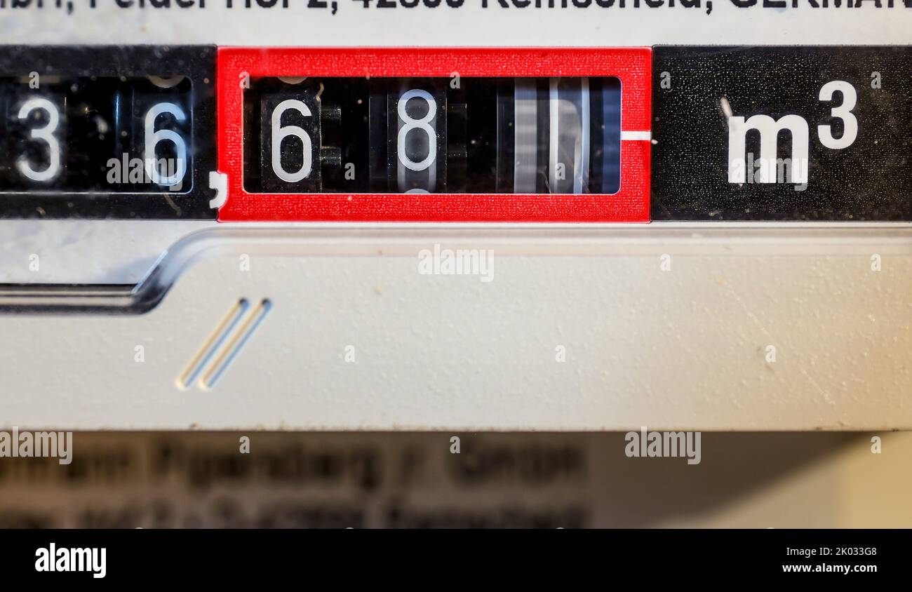 contatore di gas nel locale caldaie di un edificio residenziale. Foto Stock