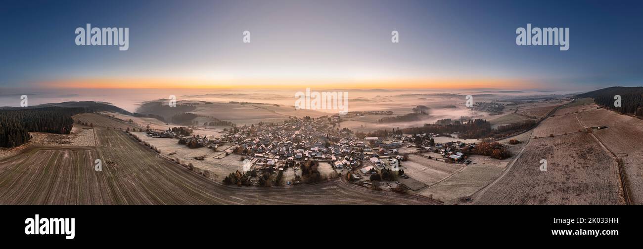 Germania, Turingia, Großbreitenbach, Herschdorf, villaggio, paesaggio, campi di nebbia, alba, parzialmente retroilluminato, panorama a 360° Foto Stock