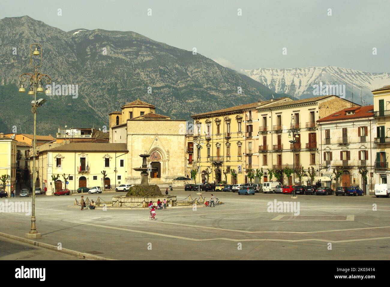 Sulmona - Abruzzo - Piazza Garibaldi. Situato nel cuore dell'Abruzzo, vicino al Parco Nazionale della Maiella. Foto Stock