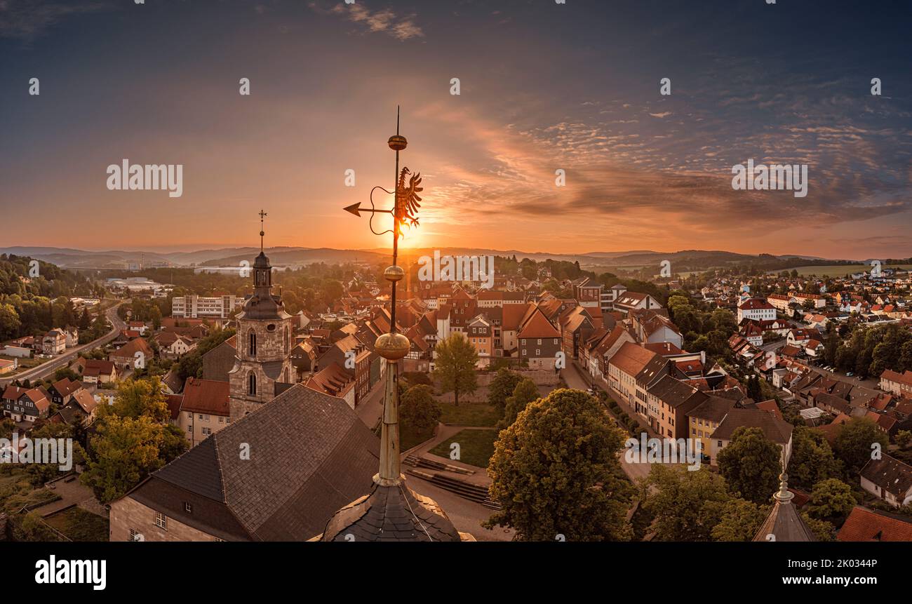 Germania, Turingia, Schleusingen, Castello di Bertholdsburg (Museo di Storia Naturale), torri, Chiesa di San Giovanni, città, alba, panoramica, vista aerea Foto Stock