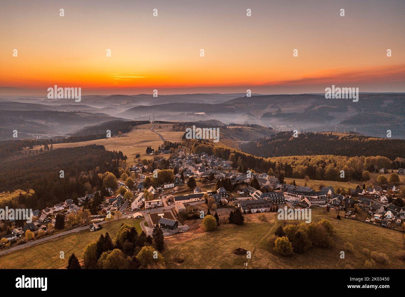 Germania, Turingia, Masserberg, Rennsteig, villaggio, montagne, valli, foreste, prati di montagna, panoramica, retroilluminazione, foto aerea, Foto Stock