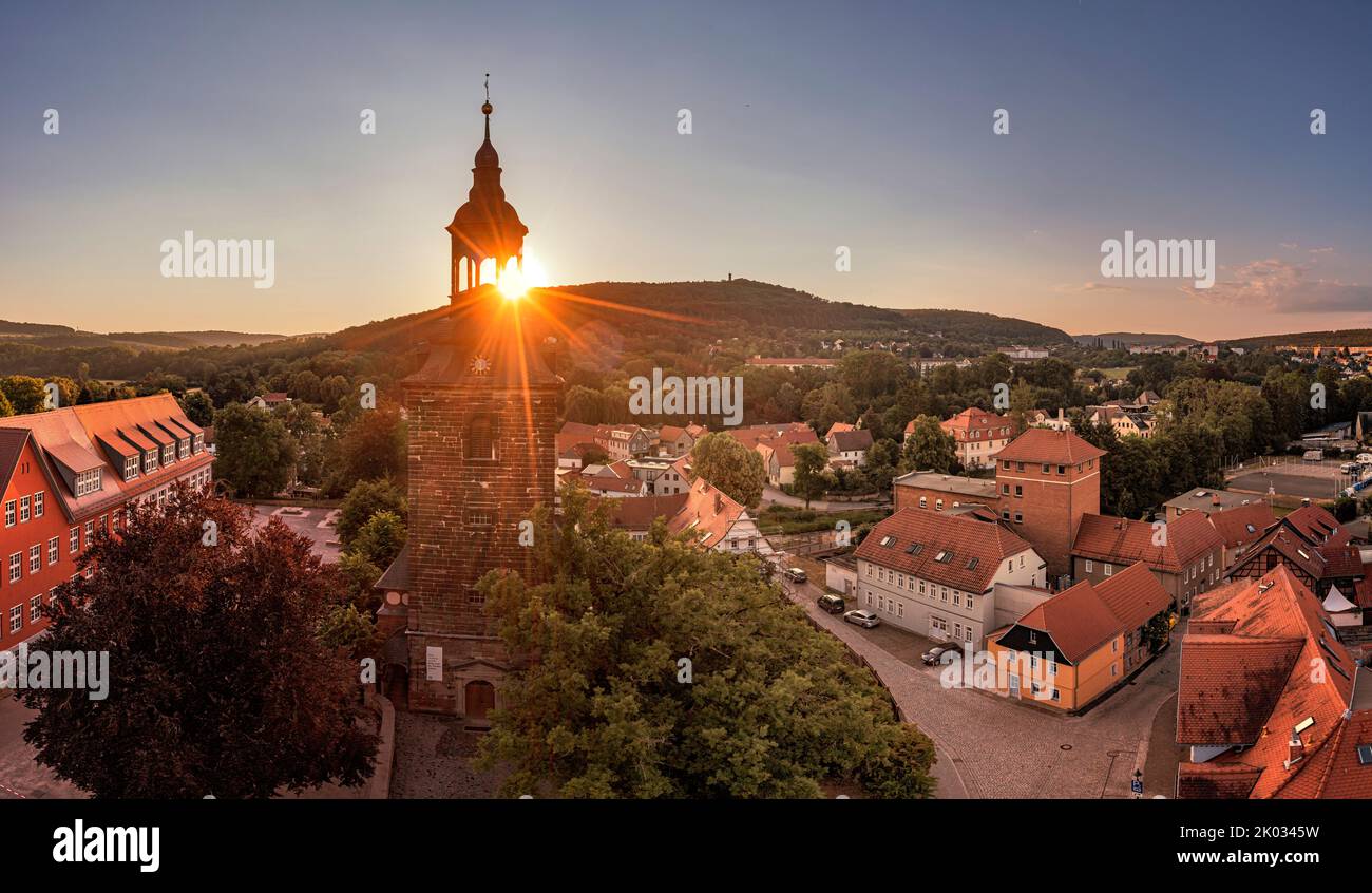 Germania, Turingia, Bad Berka, chiesa, case, Paulin torre (sfondo), panoramica, alba Foto Stock