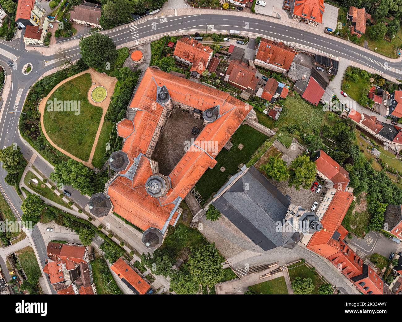 Germania, Turingia, Schleusingen, Castello di Bertholdsburg (Museo di Storia Naturale), chiesa cittadina di San Johannis, vista dall'alto, vista aerea Foto Stock