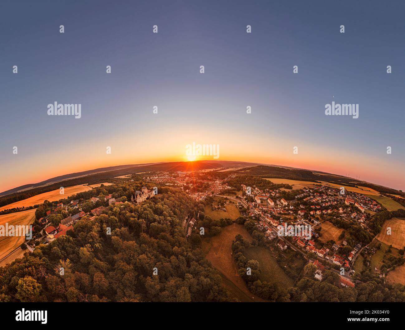 Germania, Turingia, Kranichfeld, rovina, castello superiore, Città, Ilmtal, Stedten (a destra sullo sfondo), alba, panoramica, parzialmente retroilluminazione, panorama emisfero Foto Stock