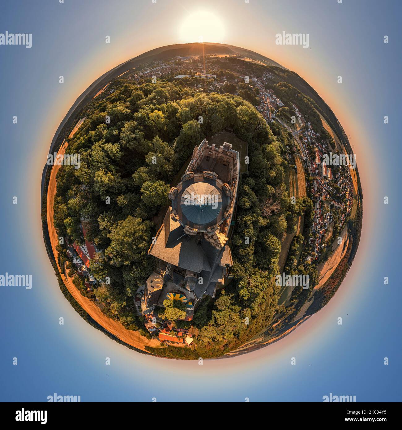 Germania, Turingia, Kranichfeld, rovina, castello superiore, Città, Ilmtal, alba, vista dall'alto, parzialmente retroilluminazione, panorama sferico Foto Stock