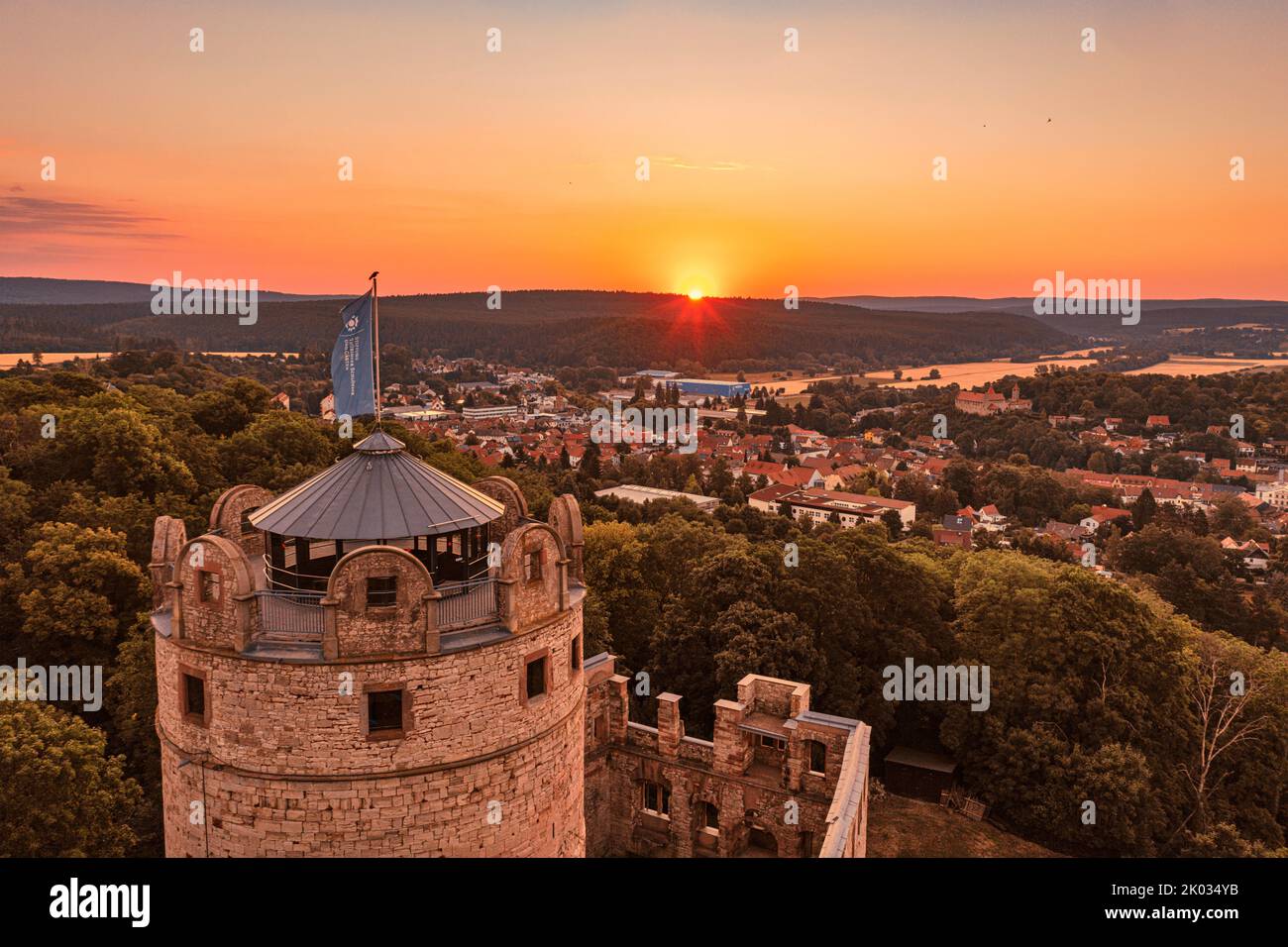 Germania, Turingia, Kranichfeld, rovina, castello superiore, torre, alba, retroilluminazione Foto Stock
