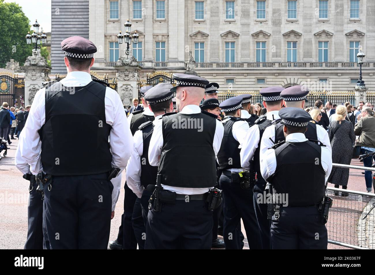 Londra, Regno Unito. Gli agenti di polizia si sono riuniti sul Mall prima dell'arrivo del Re Carlo III a Buckingham Palace, dopo la morte della Regina Elisabetta II nel 08.09.2022. Foto Stock